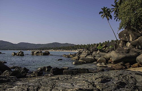 Palolem · Palolem im Sueden Goas — die Bucht mit den Palmen bis ans Wasser.