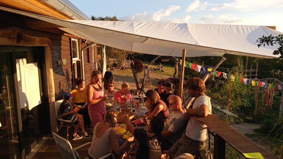Gruppe bei einem Team-Abend im Freien