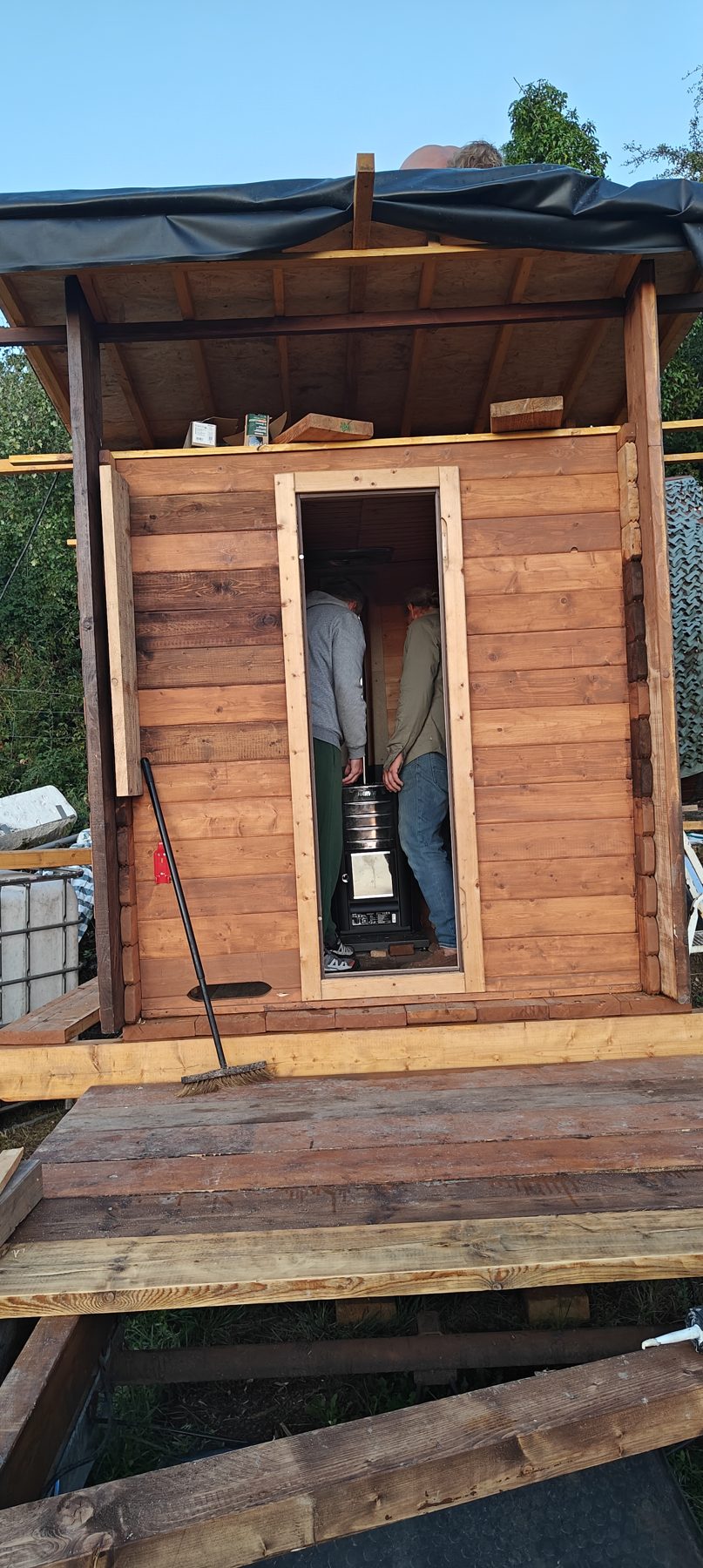Die mobile Sauna — Phase 1 2 Die mobile Sauna — Phase 1: Die Sauna auf dem Anhänger – Foto: Vaikuntha-Gemeinschaft