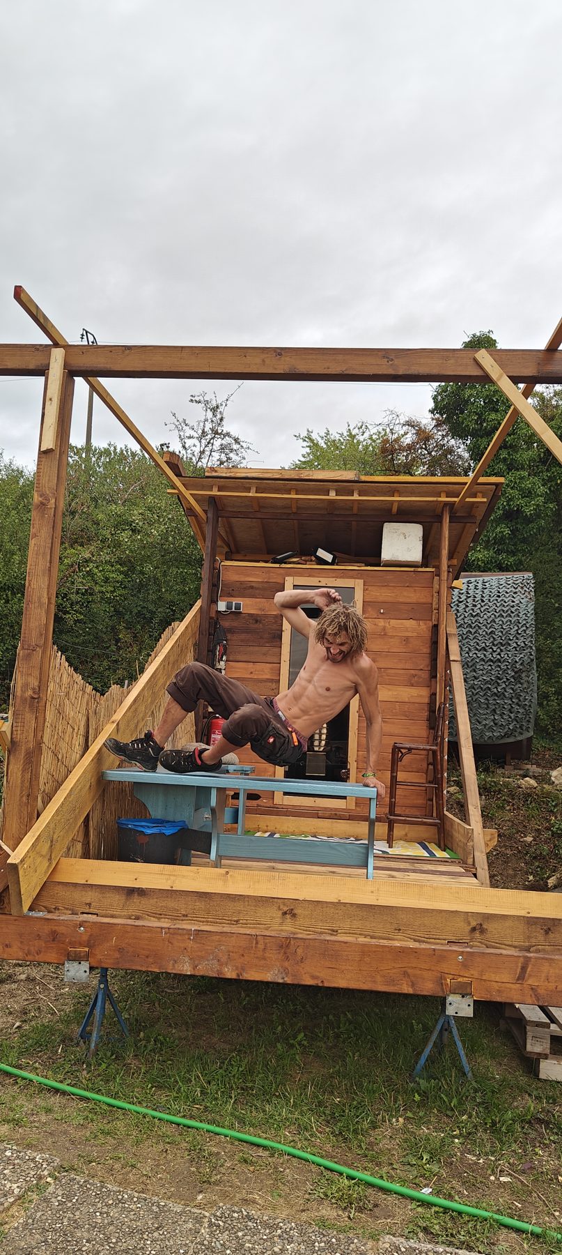 Die mobile Sauna — Phase 1 1 Die mobile Sauna — Phase 1: Phase 1 abgeschlossen: Tim in der fertigen Sauna – Foto: Vaikuntha-Gemeinschaft
