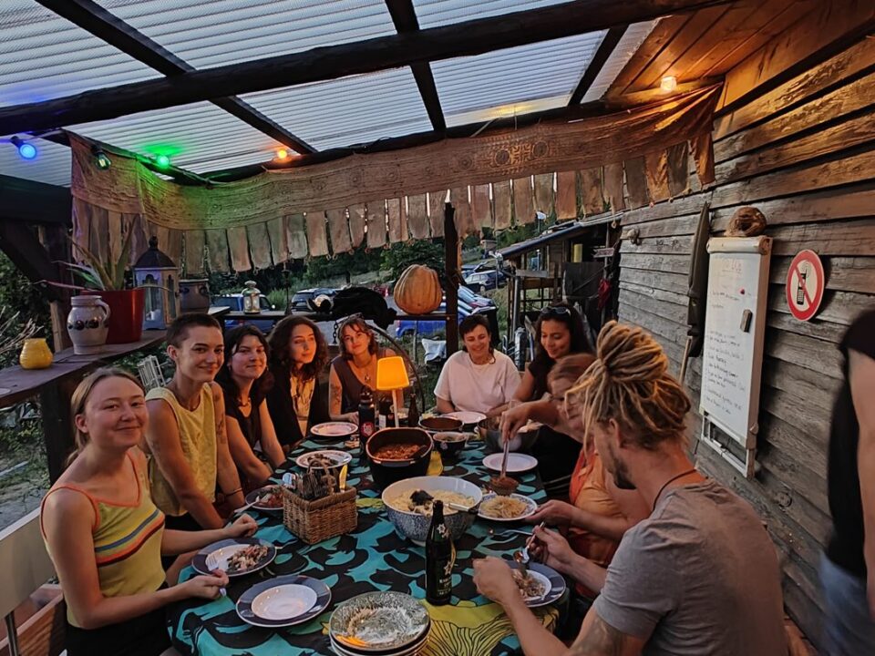 WWOOFer 2026: Die lange Tafel – Foto: Vaikuntha-Gemeinschaft
