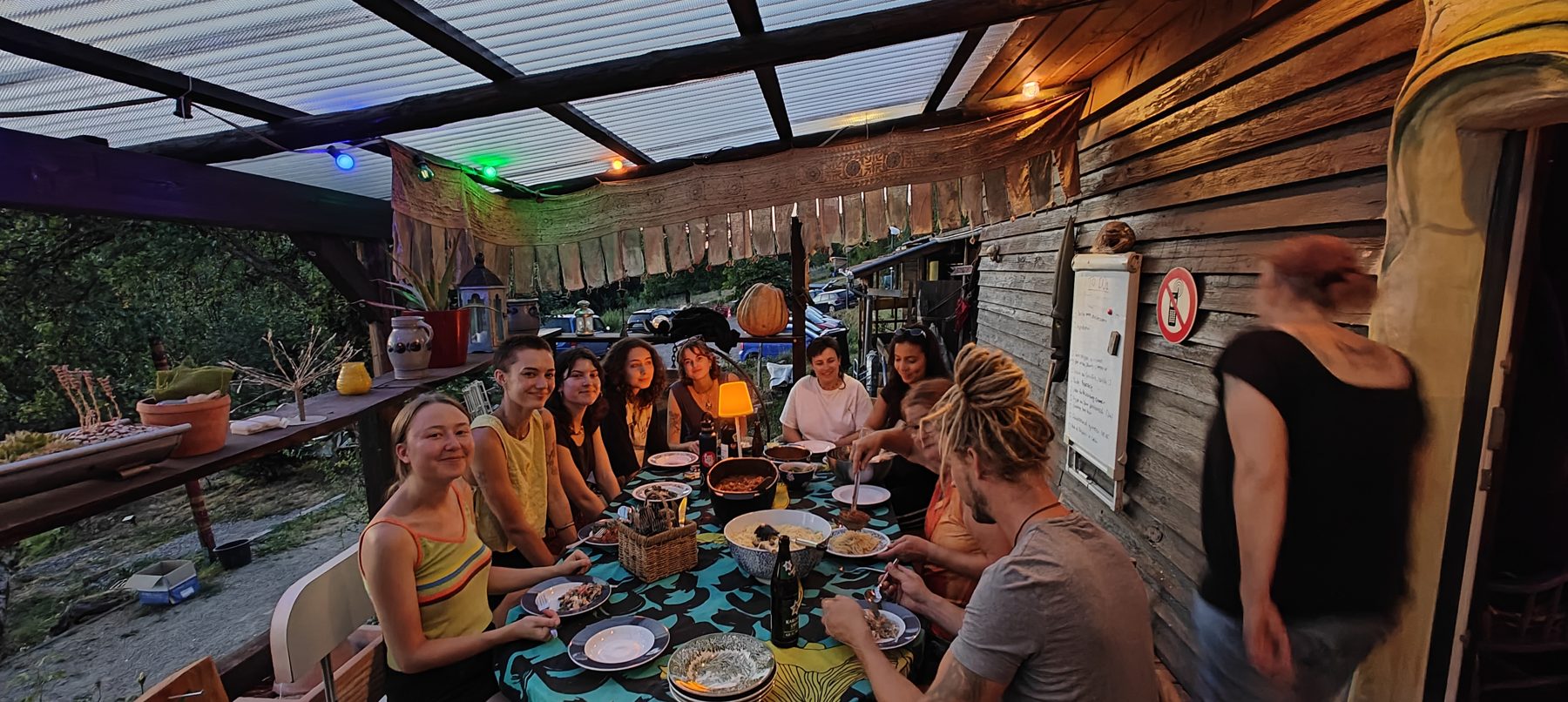 WWOOFer 2026: Die lange Tafel – Foto: Vaikuntha-Gemeinschaft