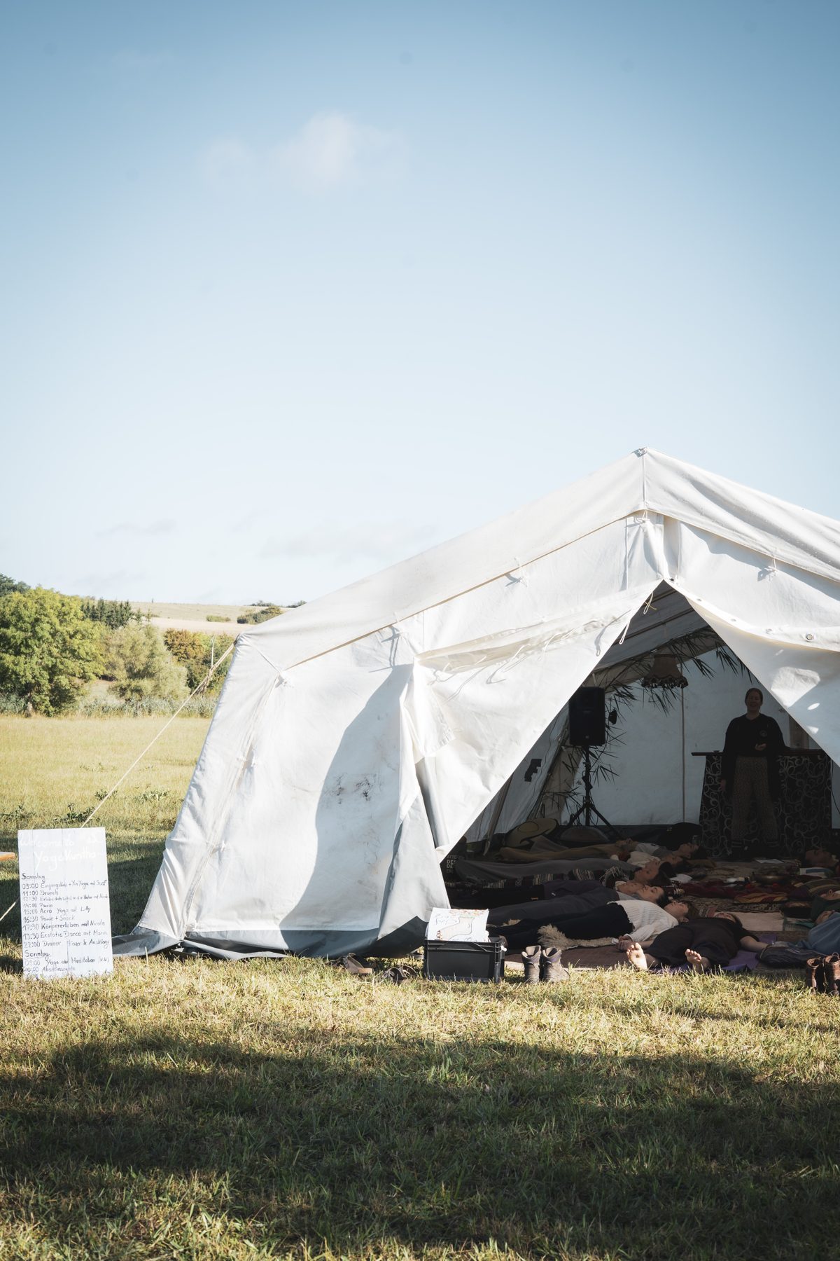 Danke für YogaKuntha 2026 1 YogaKuntha 2026: Das Zelt auf der Wiese – Foto: Lilli Breininger Fotografie