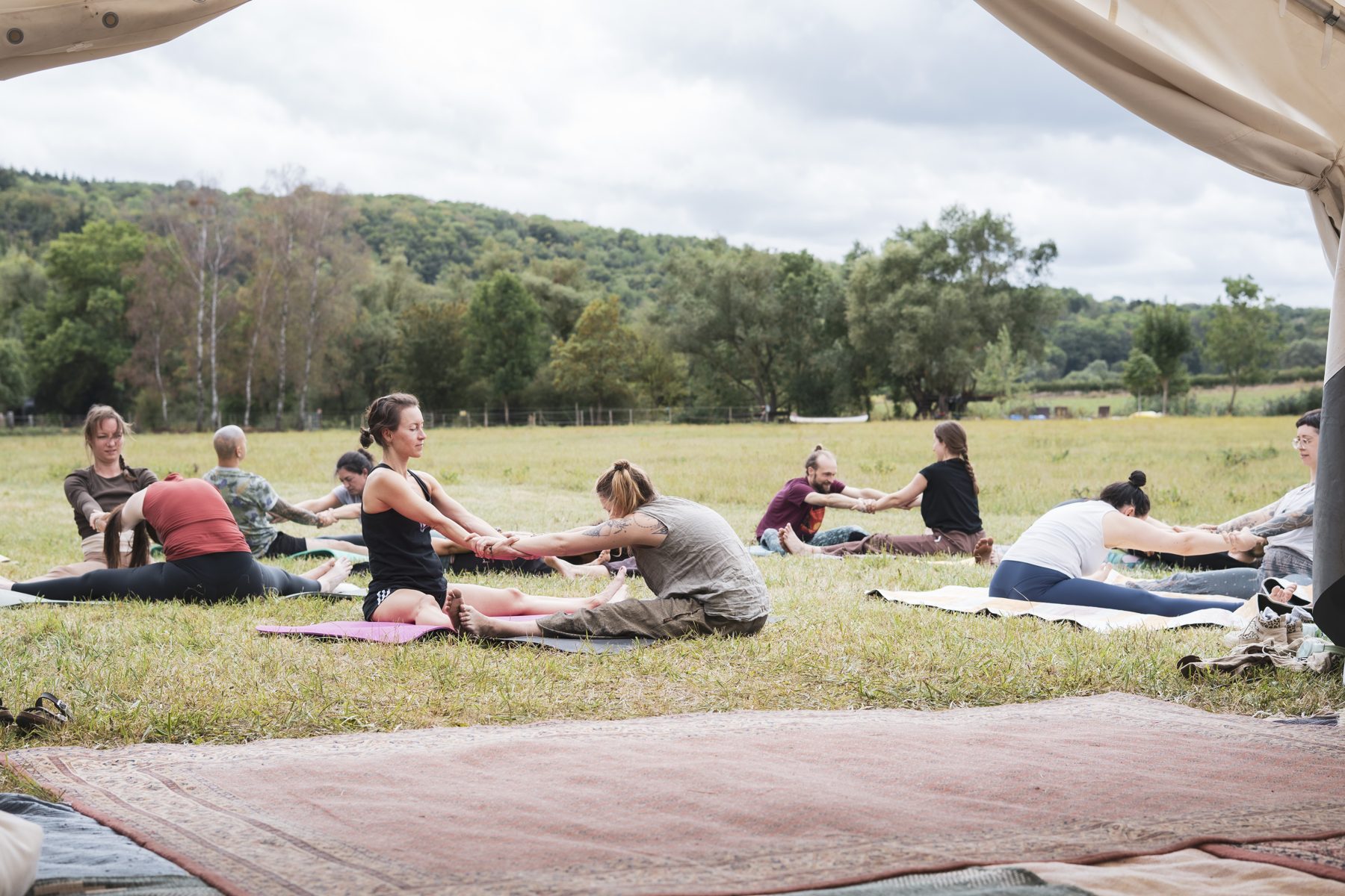 Danke für YogaKuntha 2026 2 YogaKuntha 2026: Yoga vor dem Zelt – Foto: Lilli Breininger Fotografie
