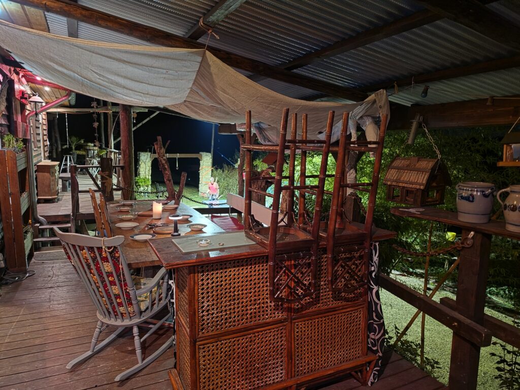 Die überdachte Terrasse am Haupthaus am Abend