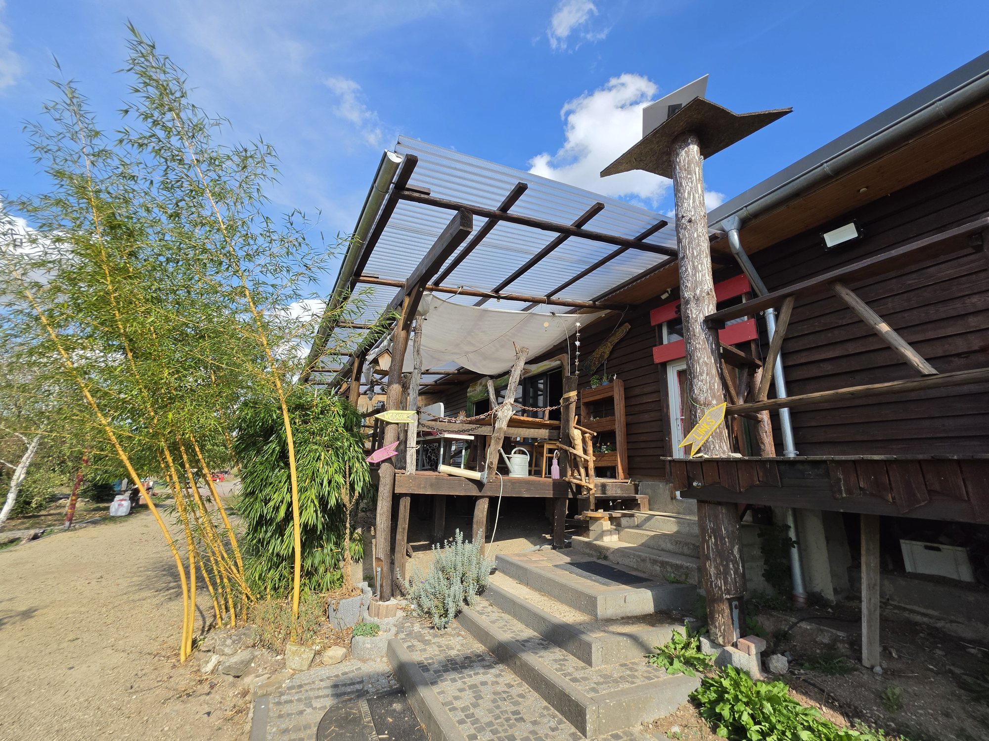 Das Haupthaus mit Holzfassade und Terrasse