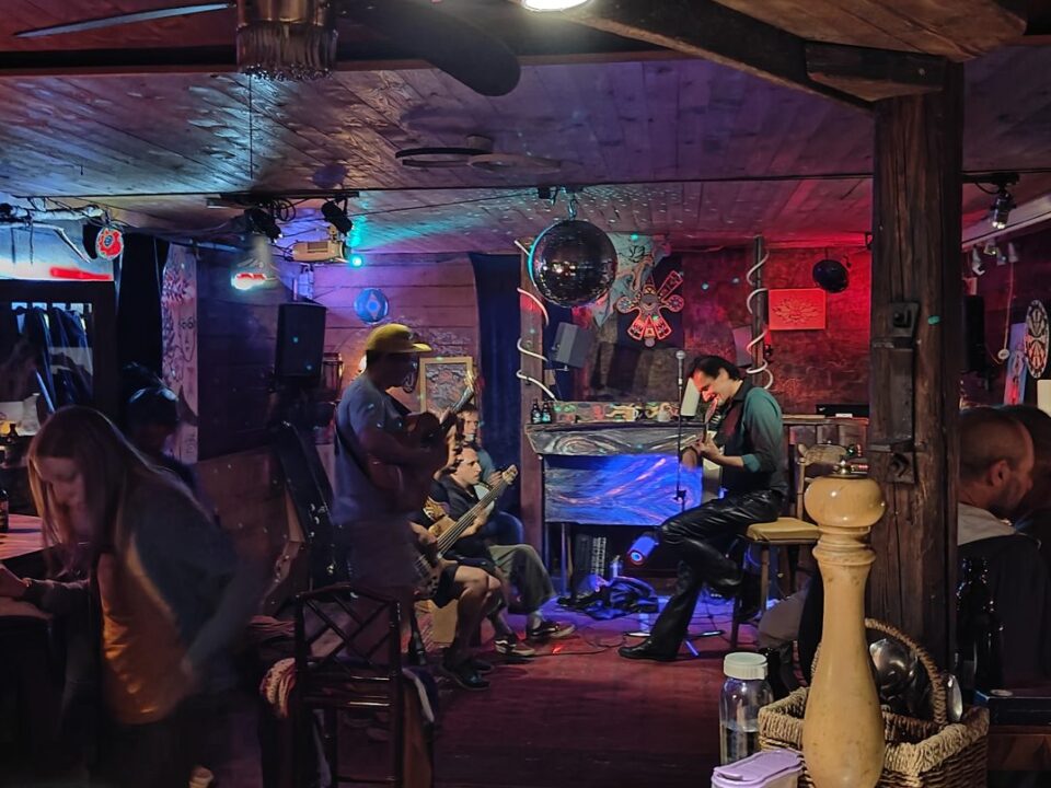 Kleine Jam Session „Beim Gunther“ – Vereins-Erntedankfest 4 Jam Session in der Hütte: Gitarren, Bass und Cajón unter der Discokugel, Gäste an den Tischen