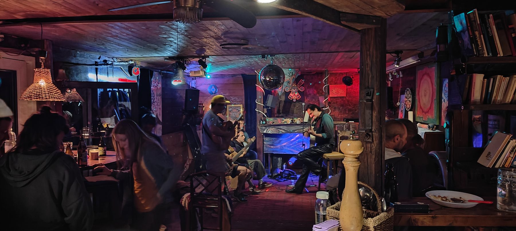 Jam Session in der Hütte: Gitarren, Bass und Cajón unter der Discokugel, Gäste an den Tischen